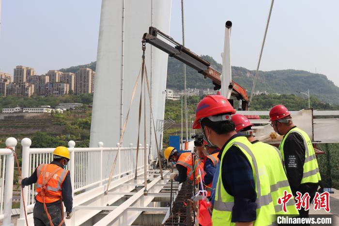 中新網報道：中國大跨徑橋梁護欄整體更換工程領域實現重大突破